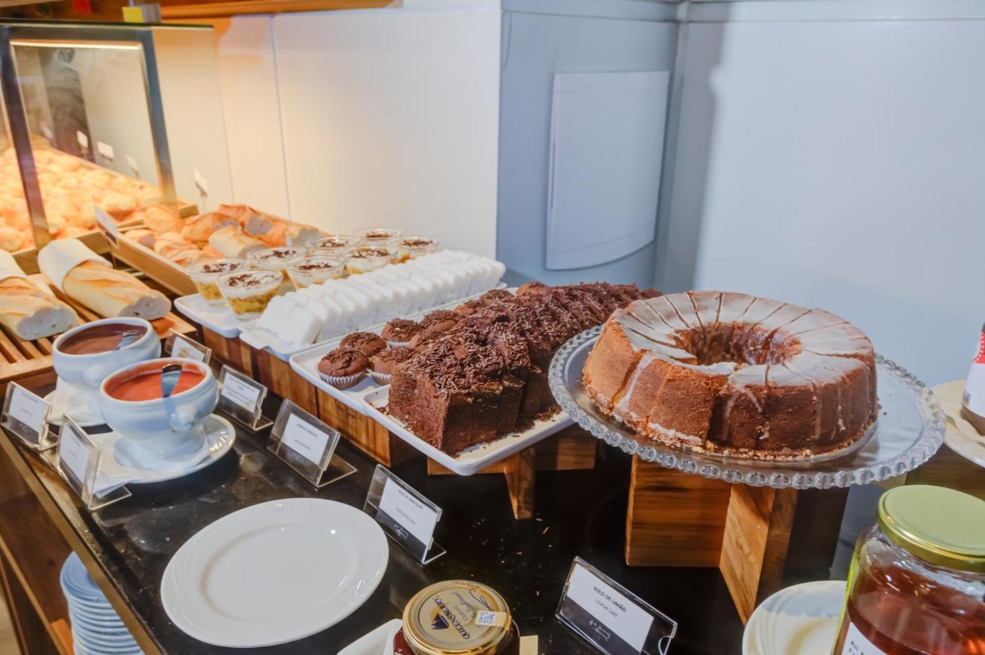 Готель Radisson Sao Paulo Paulista Екстер'єр фото A selection of cakes at a buffet