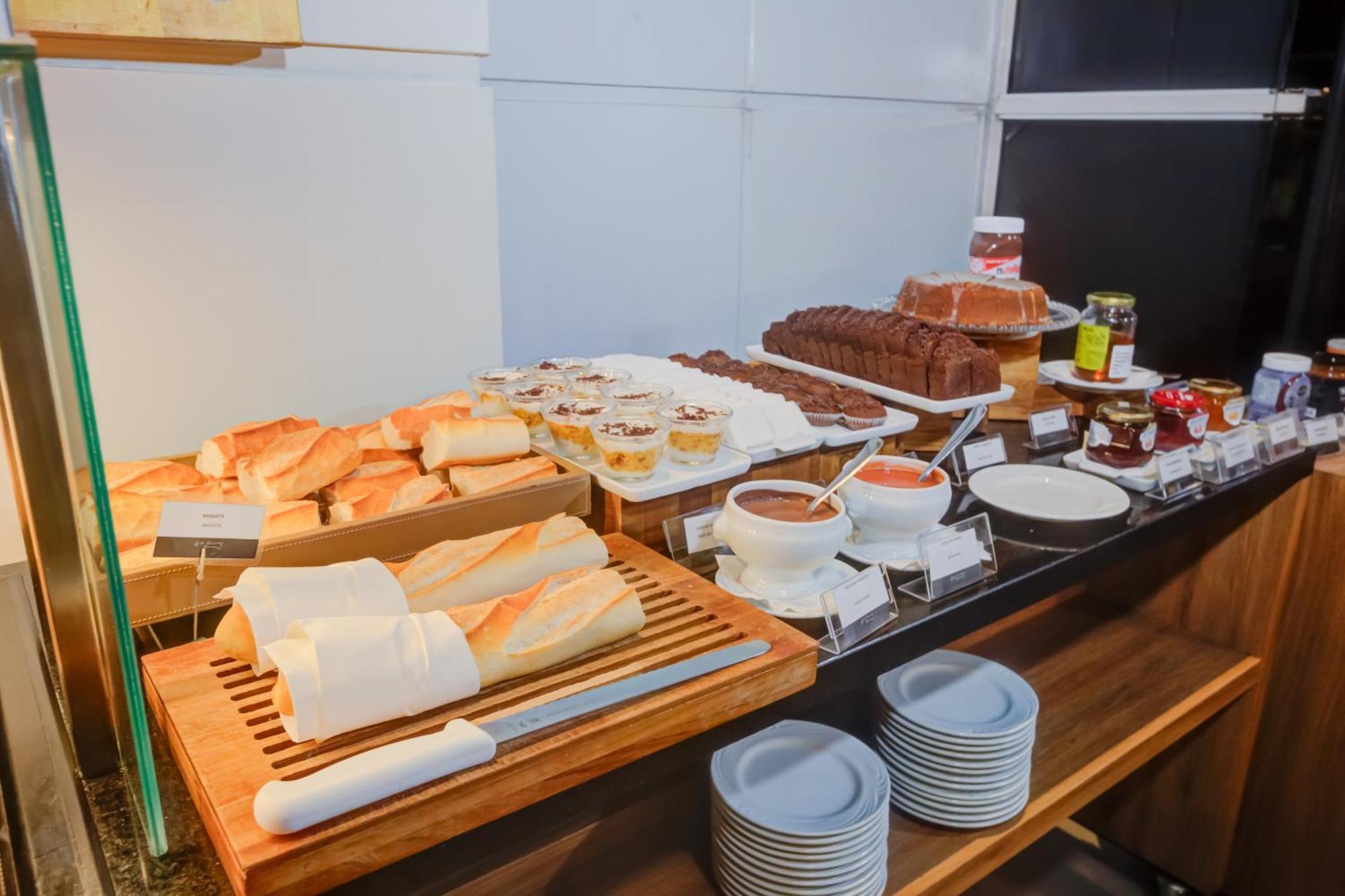 Готель Radisson Sao Paulo Paulista Екстер'єр фото A selection of pastries at a buffet