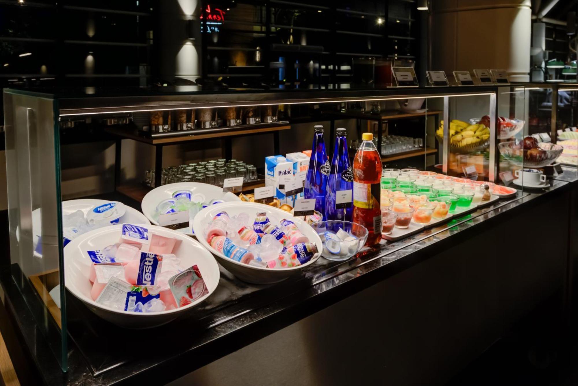 Готель Radisson Sao Paulo Paulista Екстер'єр фото A selection of soft drinks at a buffet
