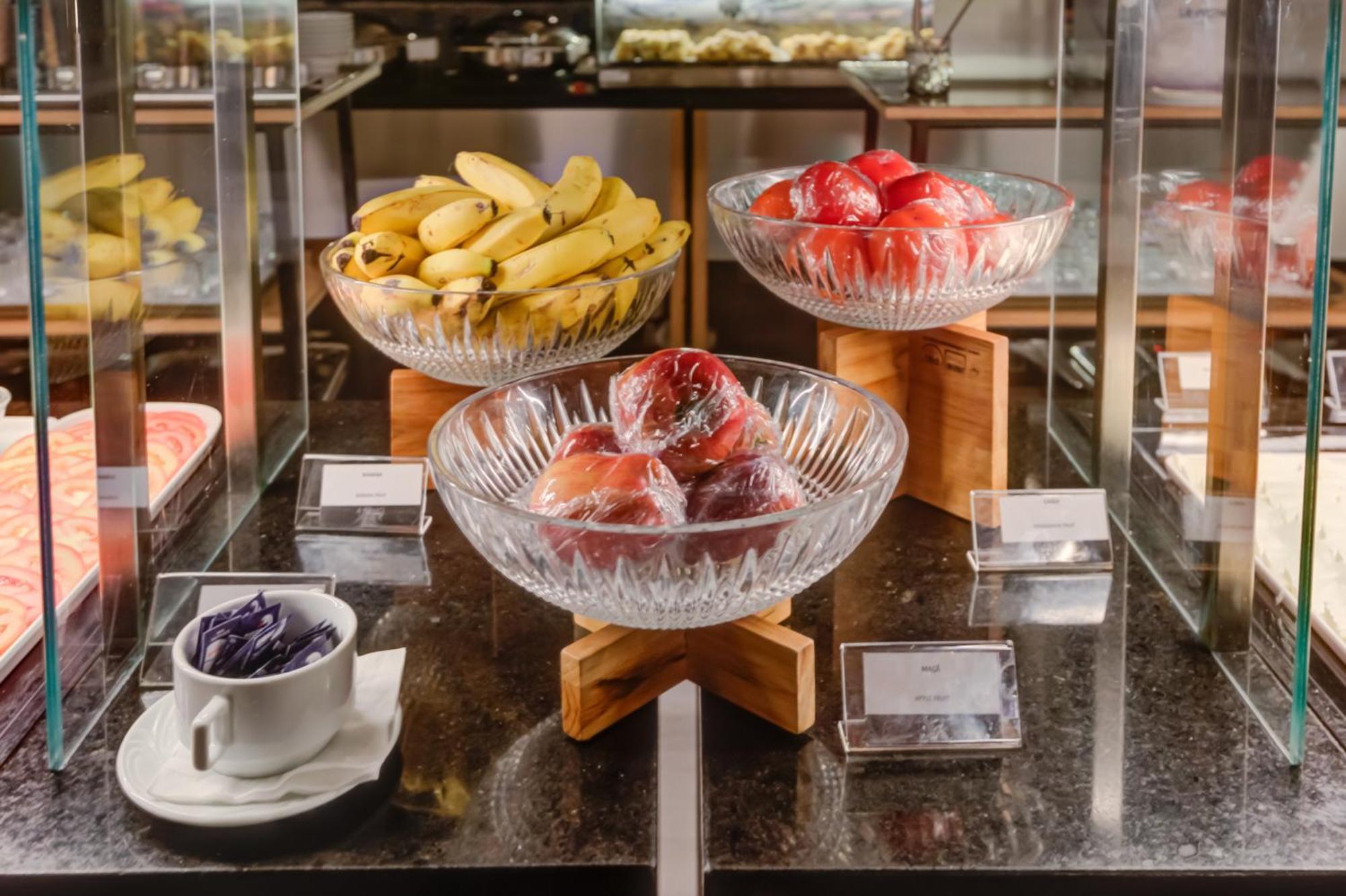 Готель Radisson Sao Paulo Paulista Екстер'єр фото Fruit at a buffet