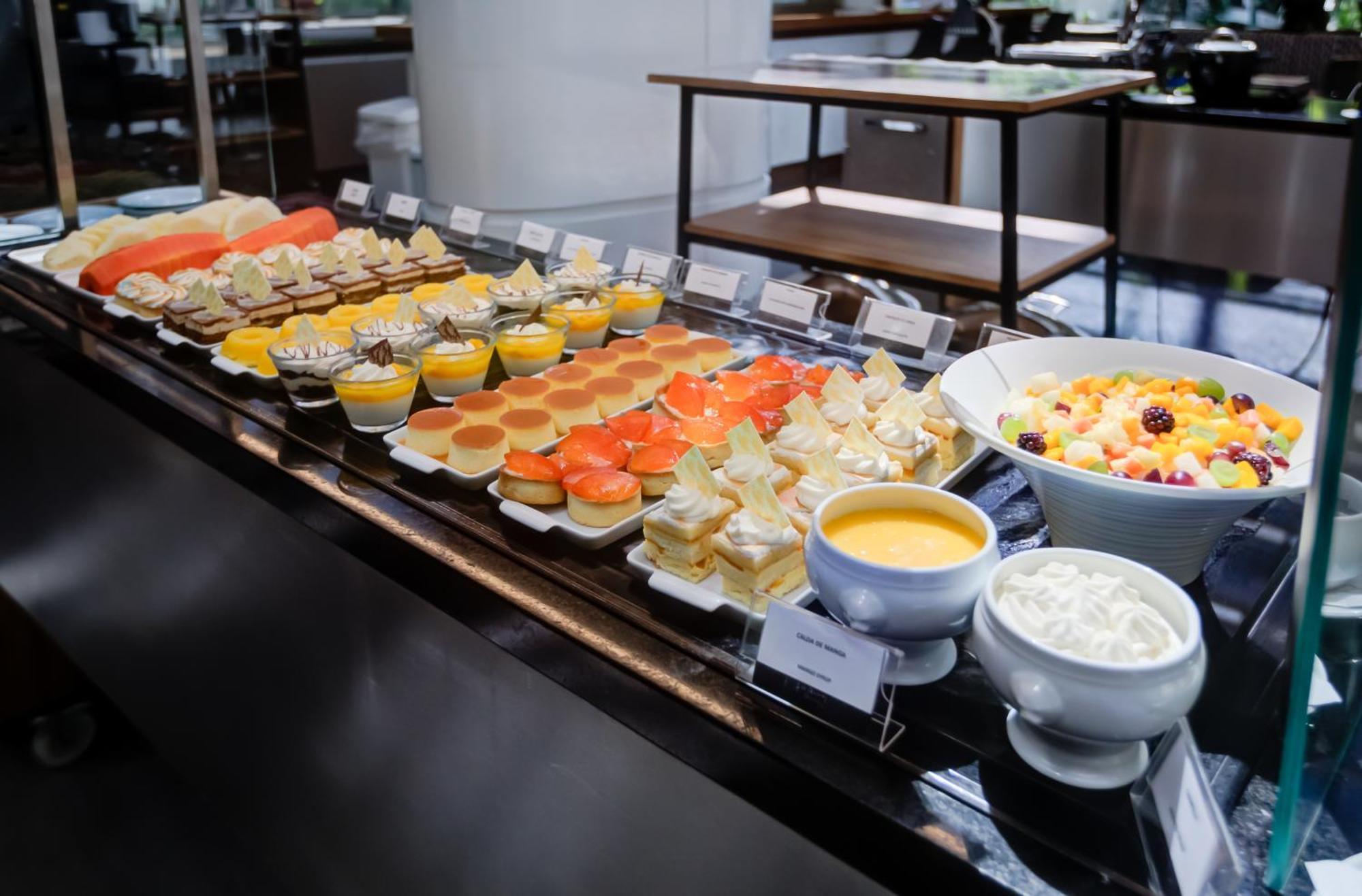 Готель Radisson Sao Paulo Paulista Екстер'єр фото A selection of desserts at a buffet